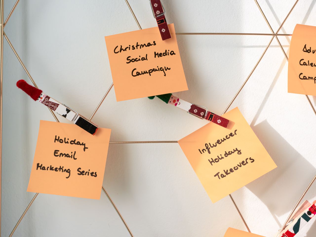 home-services-01 Des notes adhésives avec des idées de marketing de Noël pour vos campagnes sur les réseaux sociaux et par email.